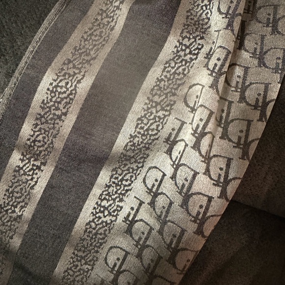 Gray Patterned Scarf - Picture 6 of 6